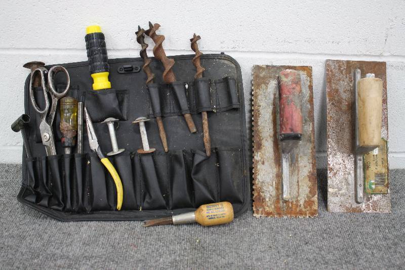 lot 129 image: Tool Pouch with Tools