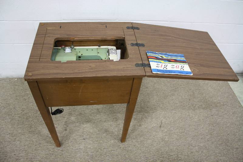 lot 132 image: Zig Zag Sewing Machine