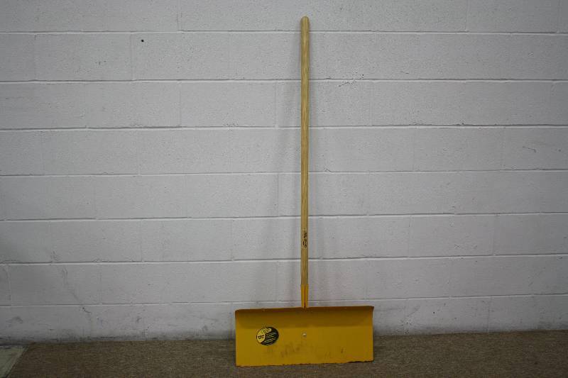 lot 165 image: Heavy Duty Metal snow shovel