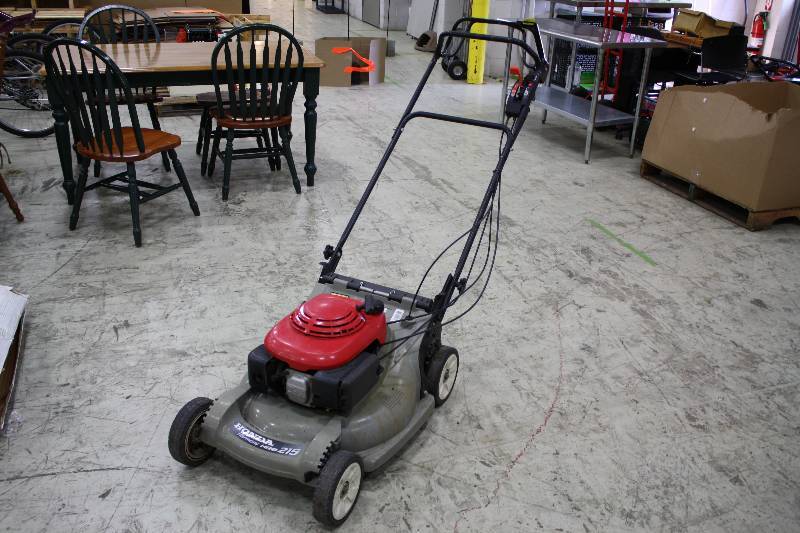 lot 13C image: Honda Harmony 215 Push Mower