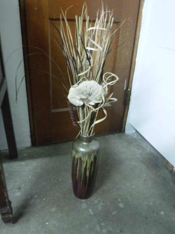 31 Vase and Straw Dcor