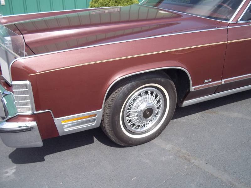 lot 1 image: 1979 Lincoln Town Car