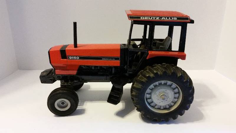lot 17W image: ERTL Farm Collectibles Deutz Allis 116 Scale 9150 Toy Tractor