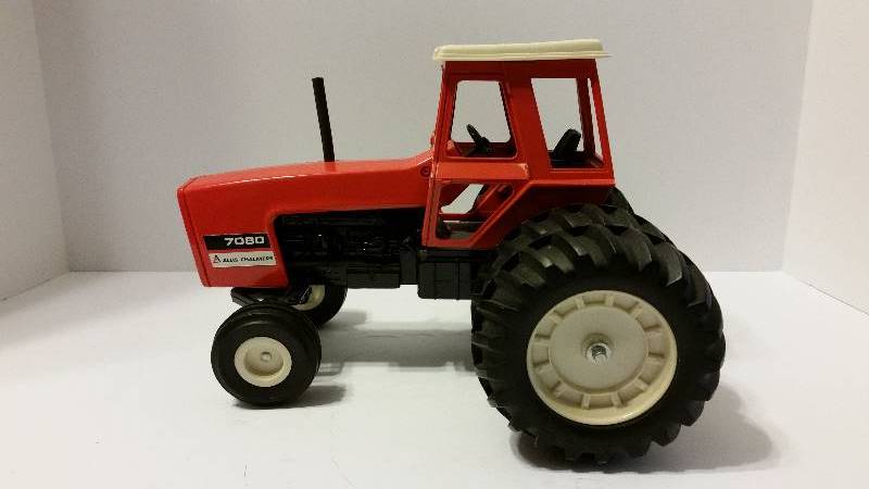 lot 49 image: Ertl 116 Scale Allis Chalmers 7080 With Dual Wheels 1979 Farm Show Edition