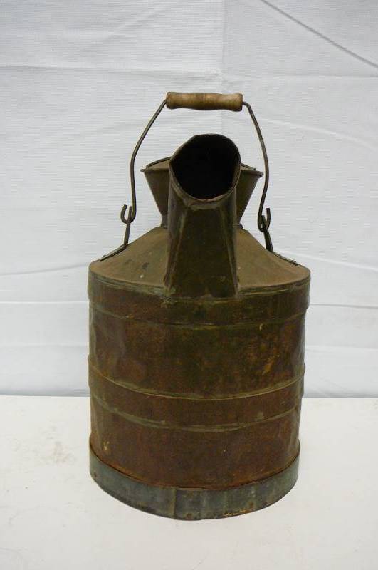 lot 7 image: VINTAGE GAS CAN