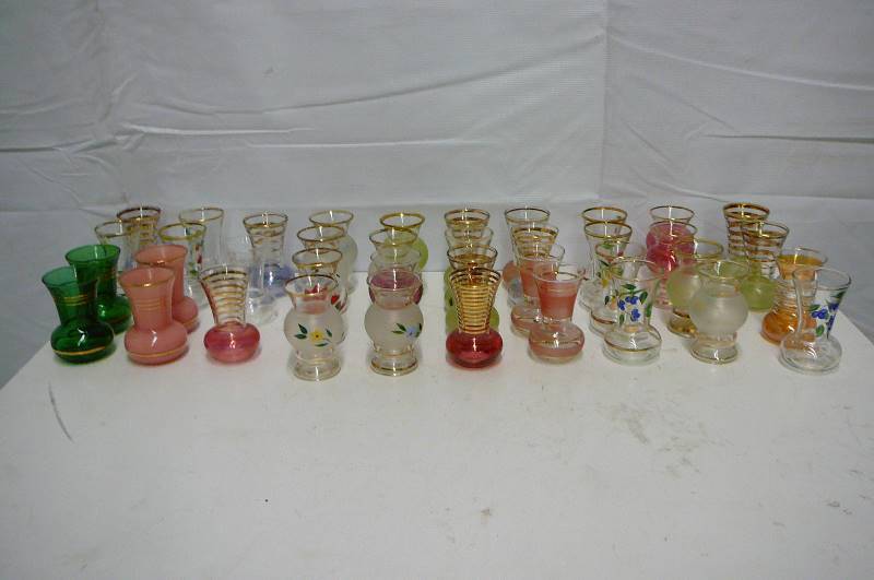 lot 17 image: VINTAGE GLASSWARE