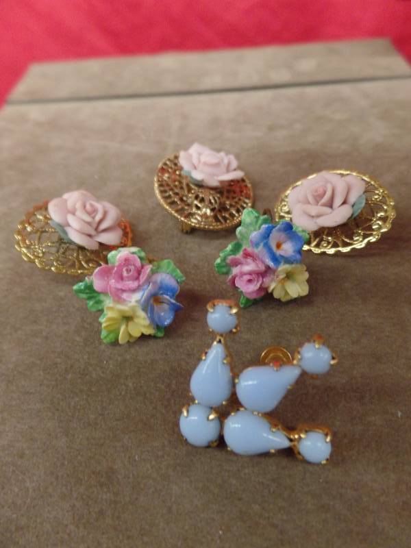 Cameo Brooch Set