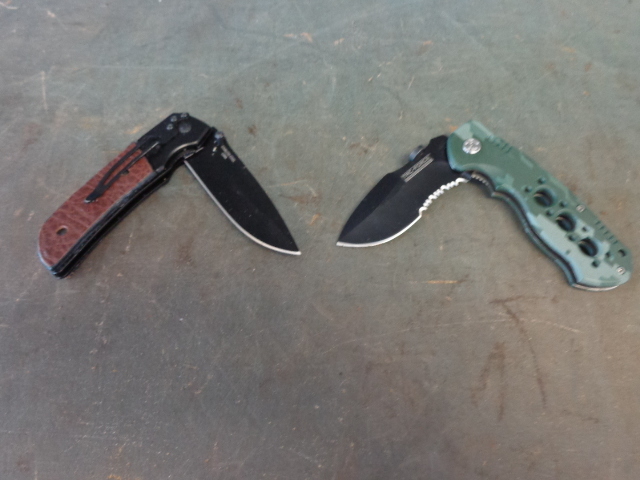 lot 15 image: Knives