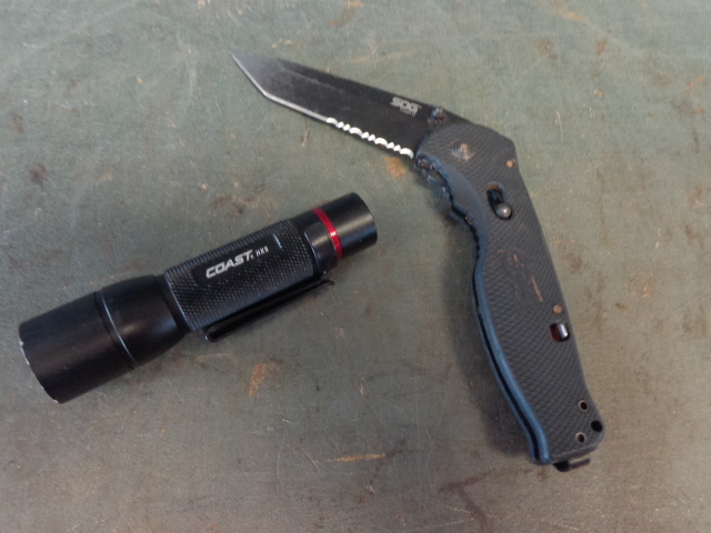 lot 17 image: Small Flashlight and Knife