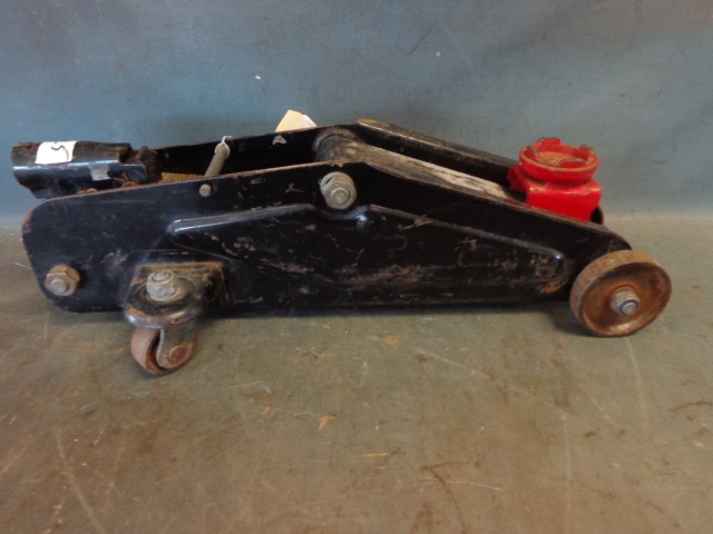 lot 25 image: Black Floor Jack