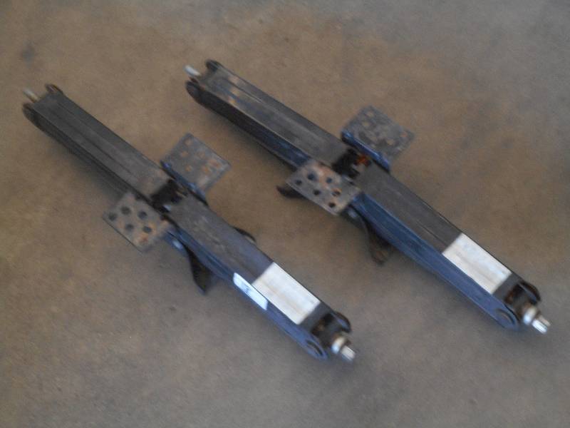 lot 18 image: Set Of Steel AutoCamper Jacks ...