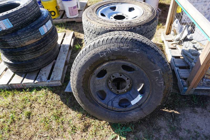 lot 15 image: Continental Contrail TR LT27570R 18 Truck Tire On 8 Bolt Rim