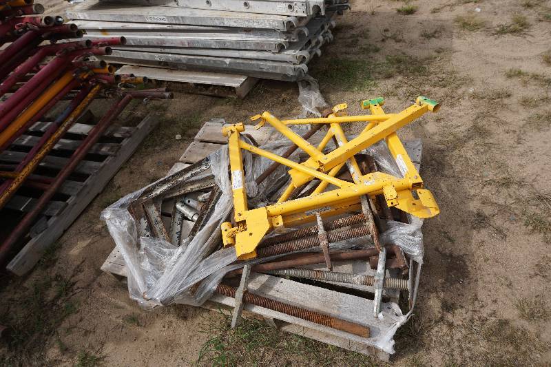 lot 24 image: Lot of Contractors Ladder and Screw Jacks