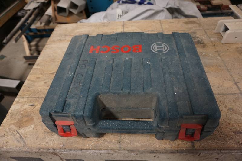 lot 11 image: Bosch Model FMA250-15 Pneumatic Nail Gun With StorageCarry Case