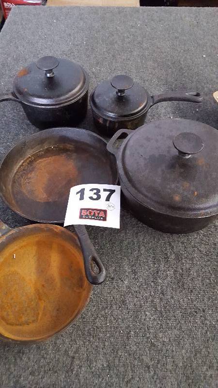 lot 137 image: Chefs Mark 8-Pc. Cast Iron Cookware Set