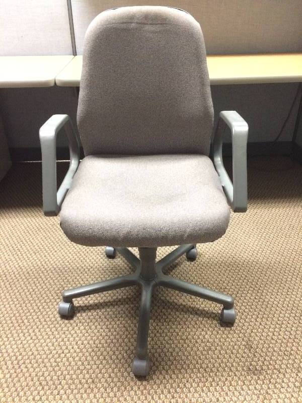 Adjustible Swivel Rolling Office Chair - Nice Condition