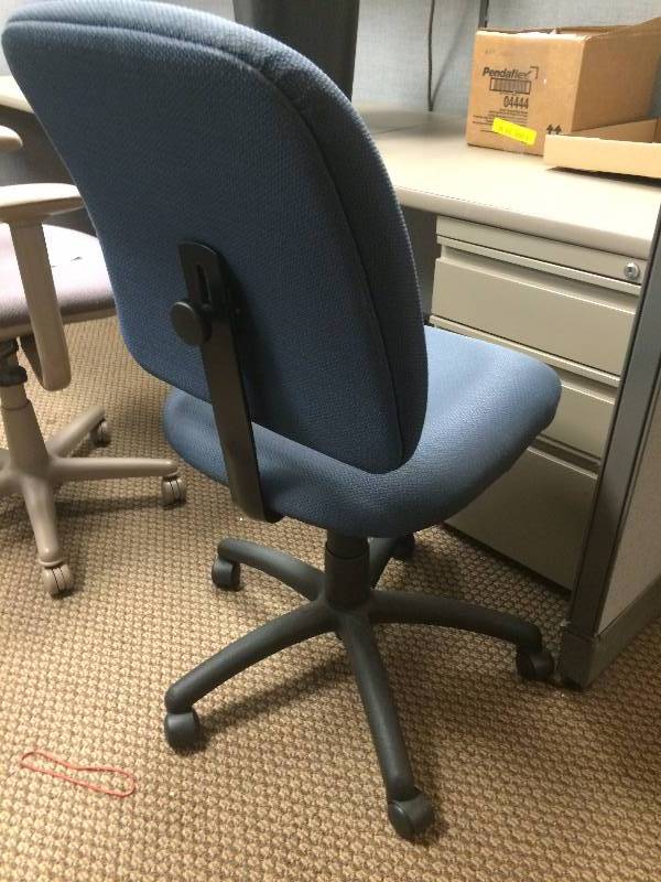 Adjustible Swivel Rolling Office Task Chair - Nice Condition