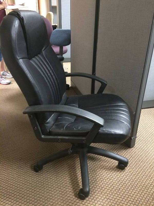 Executive Office Ergonomic Comfort Rolling Swivel Black Chair - Super Condition - Need Dusting Off