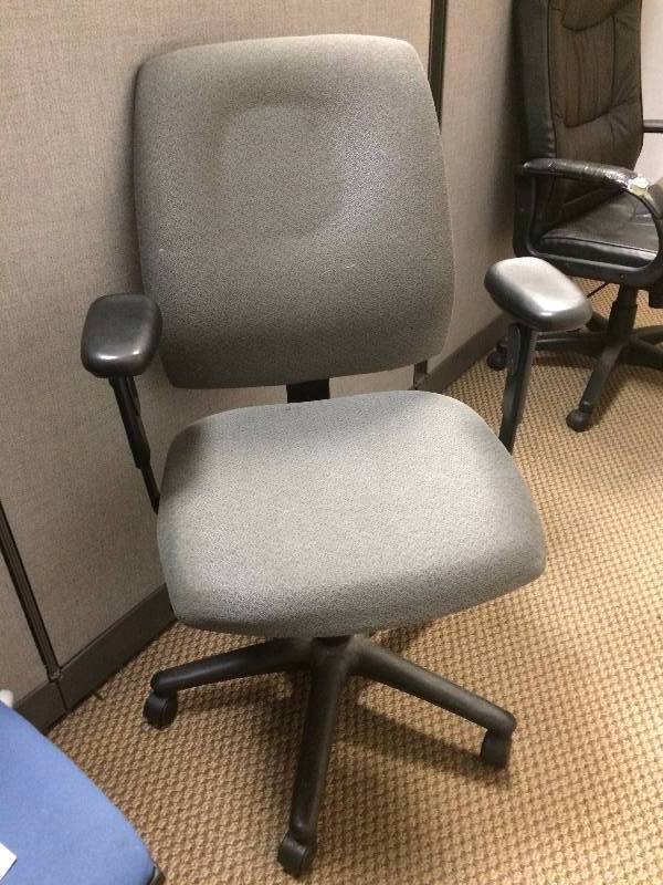 Super Quality Ergonomic Super Comfort Multi Adjustible Settings Swivel Rolling Office Chair - Nice Condition - Small Fabric Hole On Back S