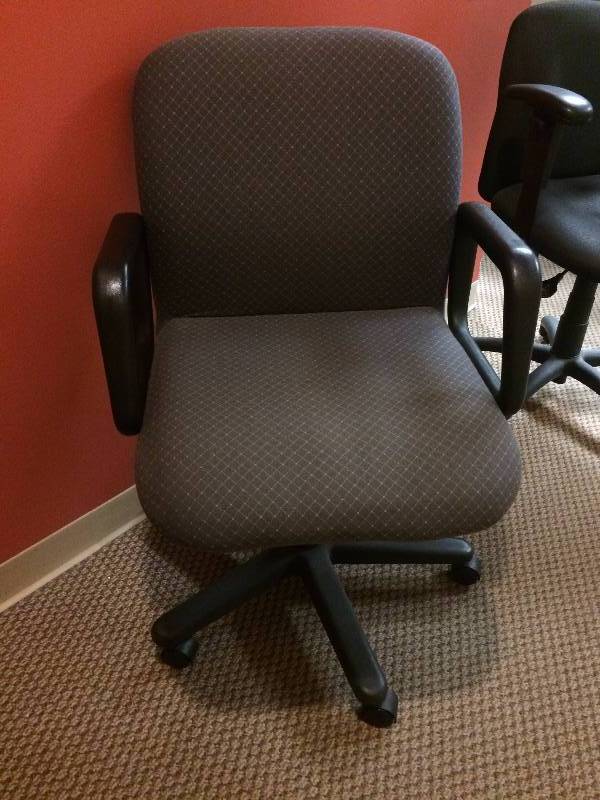 Adjustible Swivel Rolling Office Chair - Nice Condition