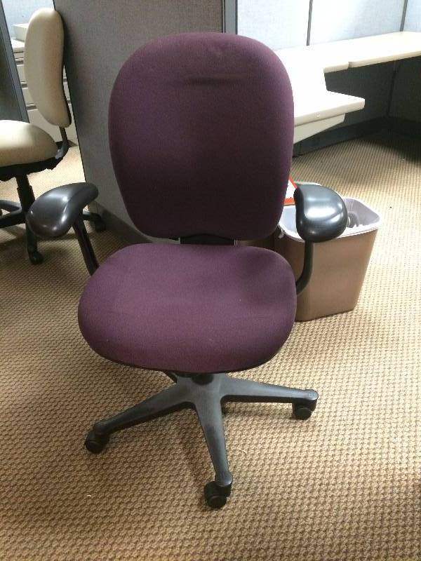 Super Quality Ergonomic Super Comfort Multi Adjustible Settings Swivel Rolling Office Chair - Super Condition