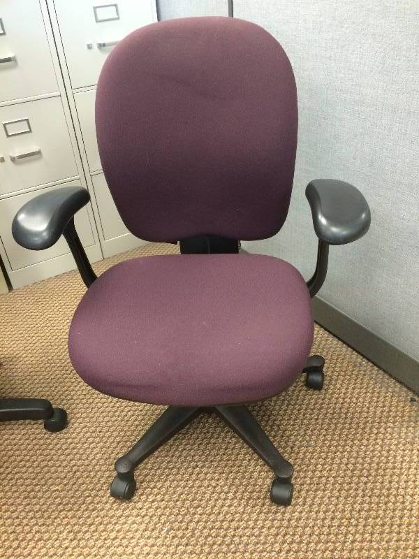 Ergonomic Multi Adjustible Settings Swivel Rolling Executive Office Chair - Nice Condition - A little dusty