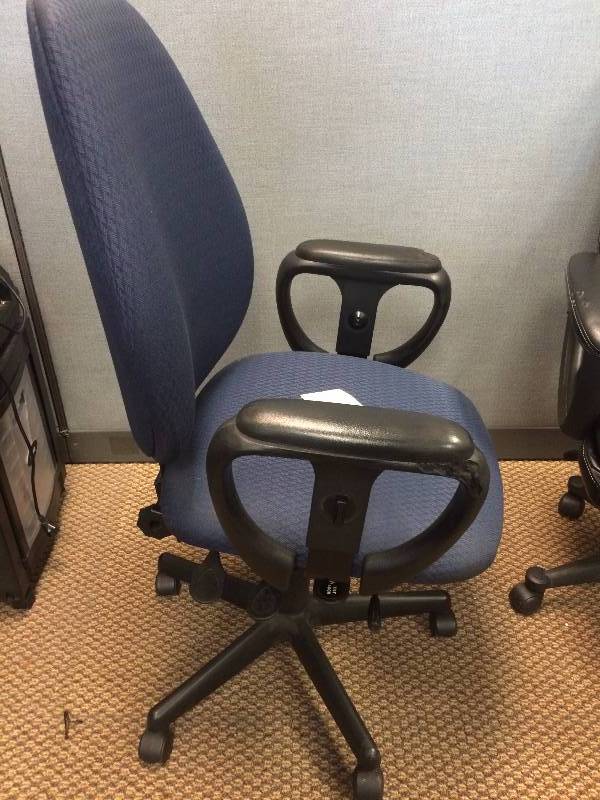 Ergonomic Multi Adjustible Settings Swivel Rolling Executive Office Chair -Both arms have damage - still a nice chair - remove arms