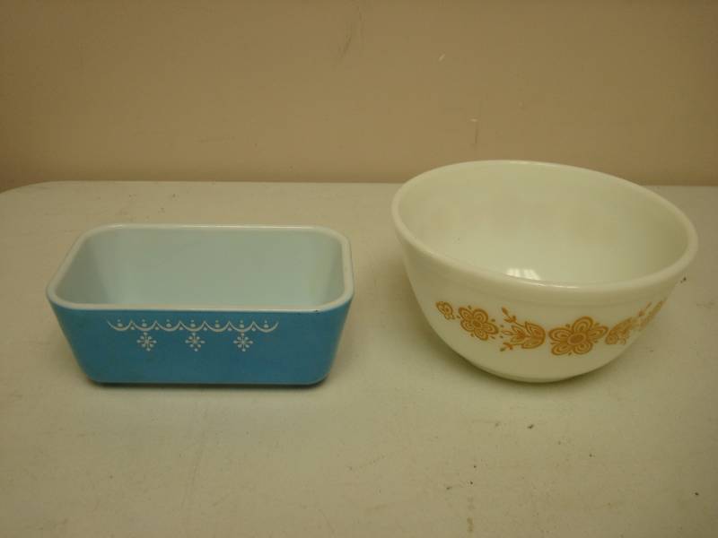 Pair Of Vintage Pyrex Dishes