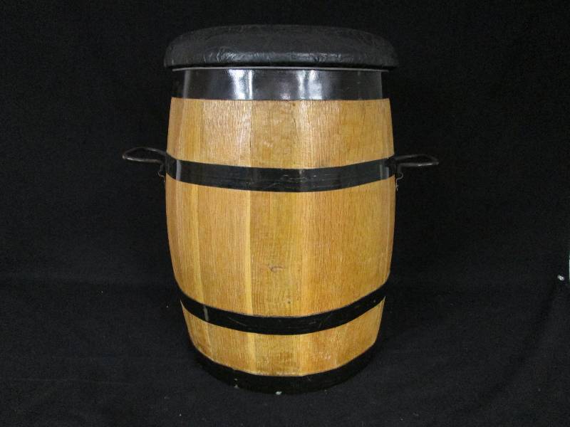 lot 4 image: Oak Barrel Cooler Seat