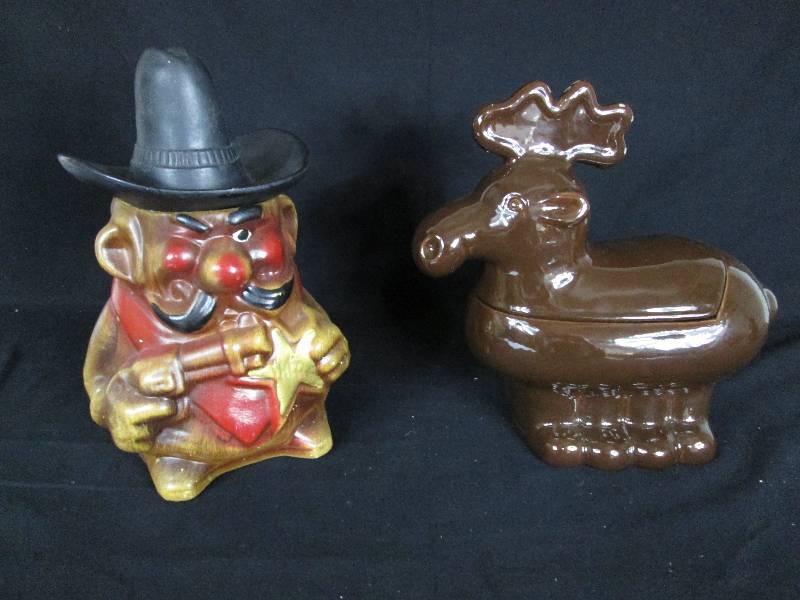 lot 27 image: 2 Cookie Jars