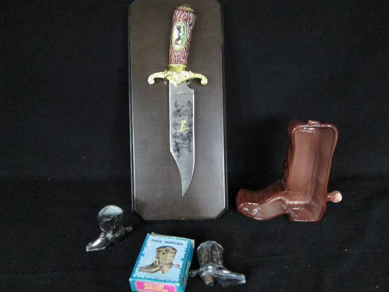 lot 30 image: Collectors Knife & Misc