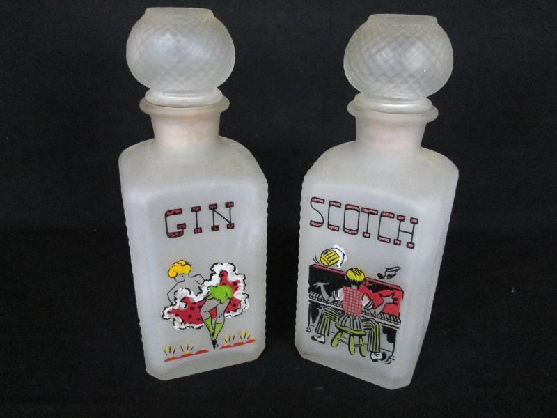 lot 45 image: Vintage Gin & Scotch Decanter