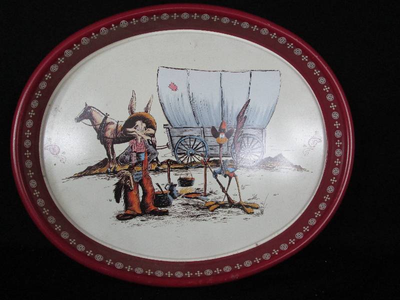 lot 105 image: Warner Brothers Roadrunner & Wile E Coyote Tin Tray
