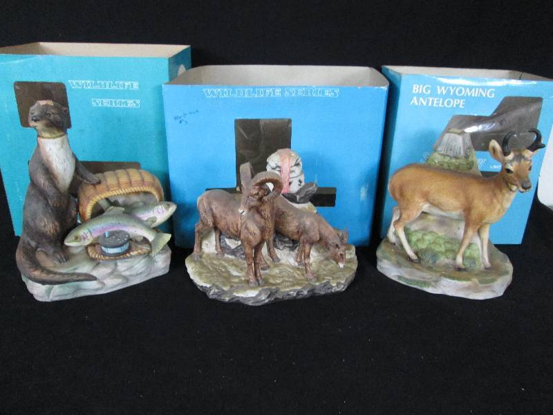 lot 125 image: Ski Country Otter Decanters