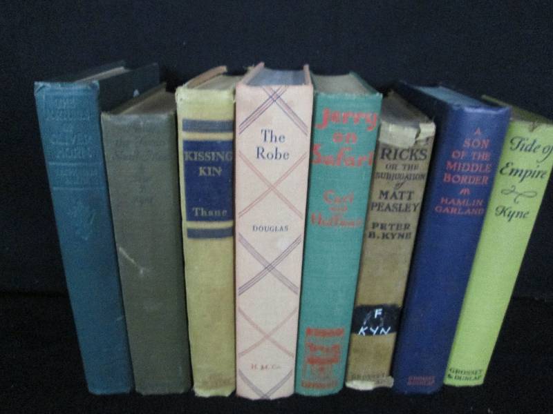 lot 161 image: 8 Vintage Books