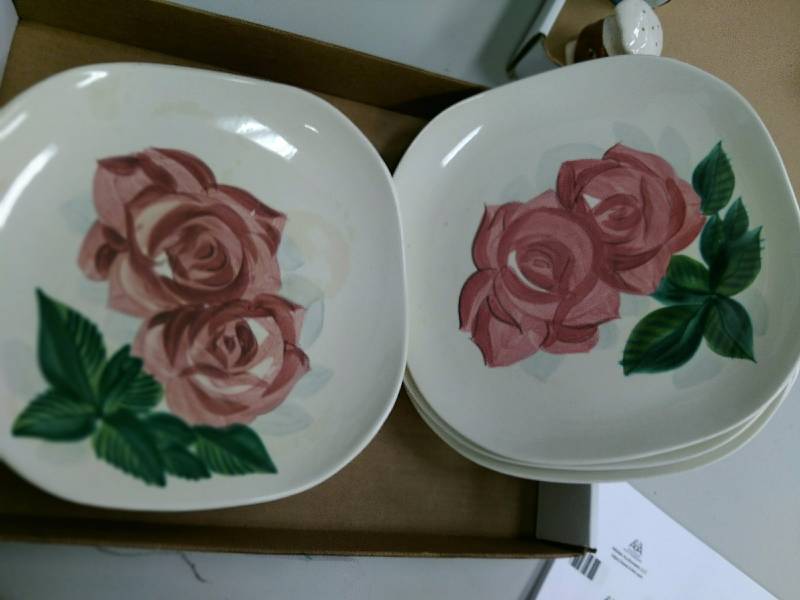 lot 1 image: Red Wing Pottery Dinner Plates