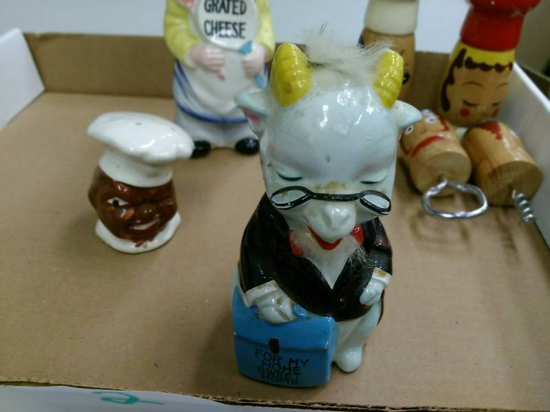 lot 2 image: Vintage Kitchenware