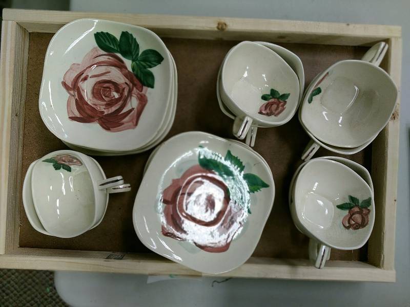 lot 5 image: Red Wing Pottery Cups & Saucers