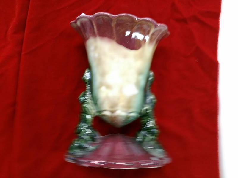 lot 17 image: Hull Pottery Vase