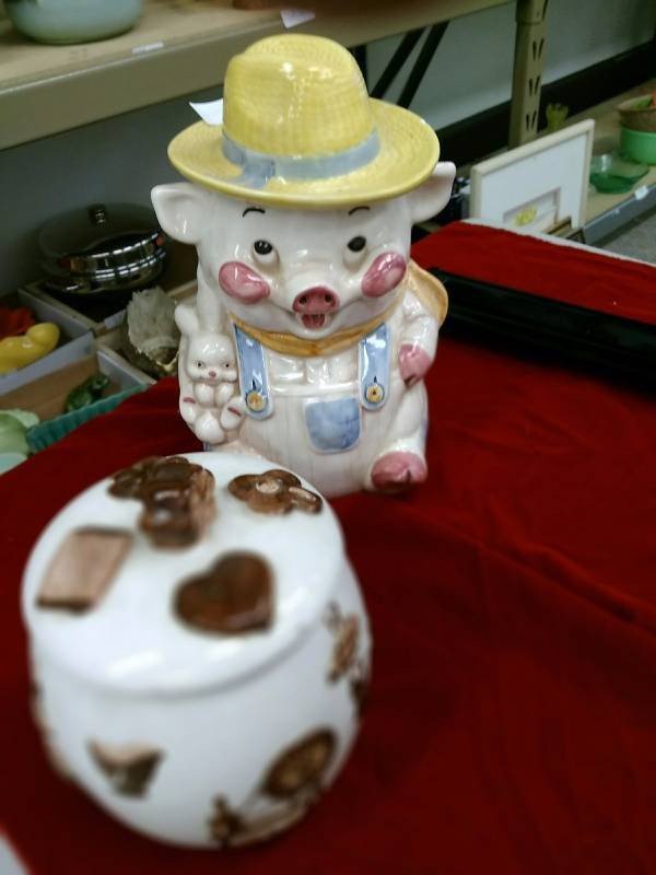 lot 18 image: Vintage Cookie Jars