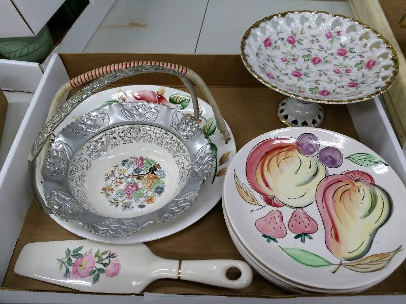 lot 26 image: Vintage Dinnerware