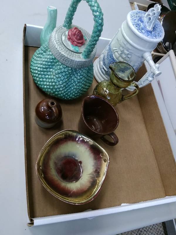 lot 37 image: Pottery Lot