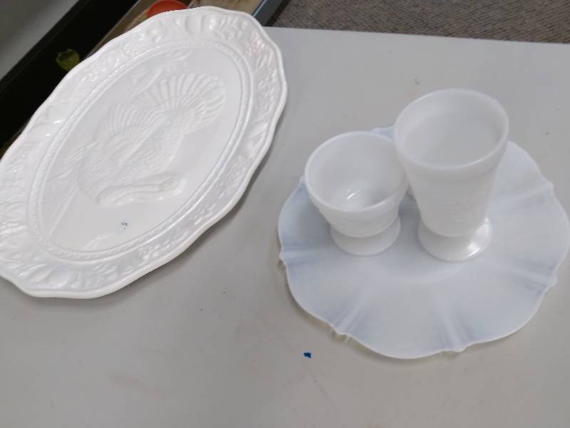 lot 38 image: White Dishware