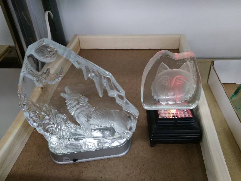 lot 42 image: Wolf Dcor