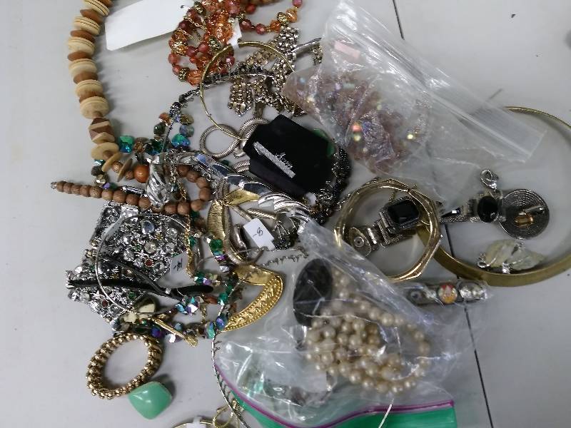 lot 45 image: Costume Jewelry Lot