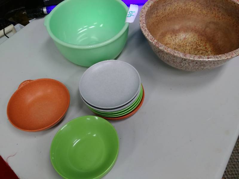 lot 49 image: Vintage Melmac Kitchenware