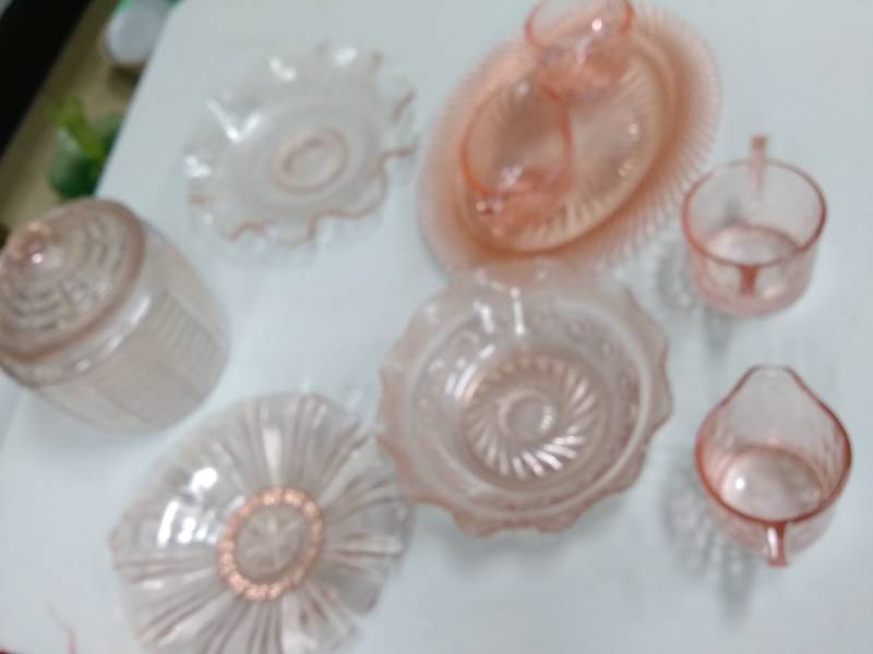 lot 50 image: Vintage Pink Glassware