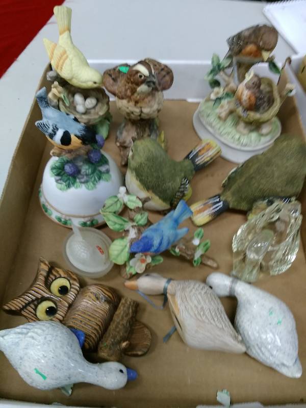 lot 55 image: Bird Decor Lot