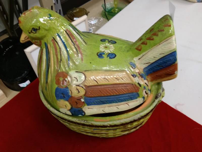 lot 63 image: Vintage Tlaquepaque Mexican Pottery Hen Dish
