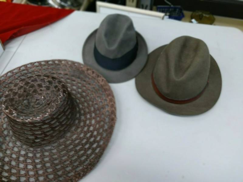 lot 79 image: Hat Lot
